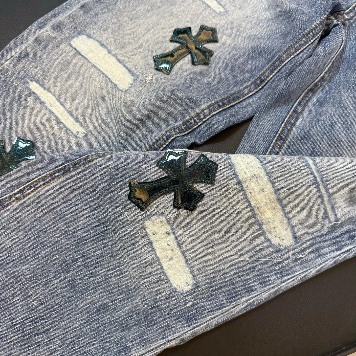 P300 style number: D353 ⭐️Chromehearts washed blue ripped starry sky🌃leather jeans ceiling-level jeans hard to find at the counter‼ ️About Zangyin✅This is an extremely luxurious fashion brand that can also be called the aristocracy of the high street. It has always been an exclusive brand for some hipsters or rich second generations. The color of this model is already very eye-catching by using a unique washed material. It is decorated with pink patch cross flowers, which cleverly highlights the charm of the brand. Secondly, this model adopts a classic high-waist cut design, which highlights the long legs and fashionable temperament of the upper body. The brand is highly recognizable and the slim-fitting configuration is more suitable for daily wear. The personality will be fashionable and the specifications can be seen at a glance. Materials and technology ✅ Needless to say, this point goes without saying. As an excellent craftsman brand, Zangyin's requirements for details and craftsmanship are really perfect. The washed color of this model has gone through a lot of processes, not to mention the embellishment of the denim appliqués. It is also purely handmade and sewn. Just like what they believe in, only handmade things have soul and have the meaning of wearing. A top-notch heavy-duty fashionable denim item, recommended by both hands‼ ️ Size: 28, 30, 32, 34, 36 (S-XXL) Color: Washed light blue Size reference: Pants length 100 102 104 106 106 Waist 72 76 80 84 88 Recommended weight S (about 110 pounds) M (about 120 pounds) L (about 140 pounds) XL (about 165) XXL (around 185)